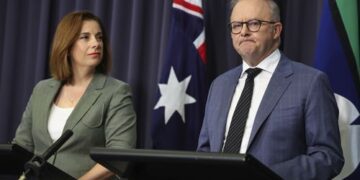 Премьер-министр защищает поездки Аники Уэллс в Нью-Йорк и Тредбо, финансируемые налогоплательщиками