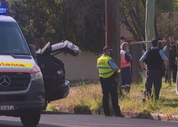 Полицейский оказался заперт в автомобиле после столкновения двух автомобилей на западе Сиднея