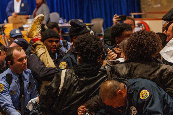 Полиция обнаружила проглоченный кулон Фаберже после 6-дневного ожидания его появления снова.