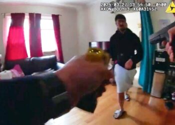 Полиция обнаружила проглоченный кулон Фаберже после 6-дневного ожидания его появления снова.