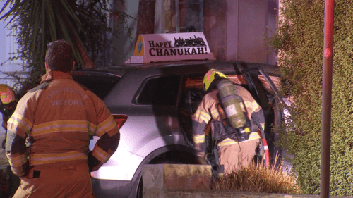 Полиция обнародовала данные подозреваемого в поджоге автомобиля с надписями, посвященными Хануке, который был подожжен.