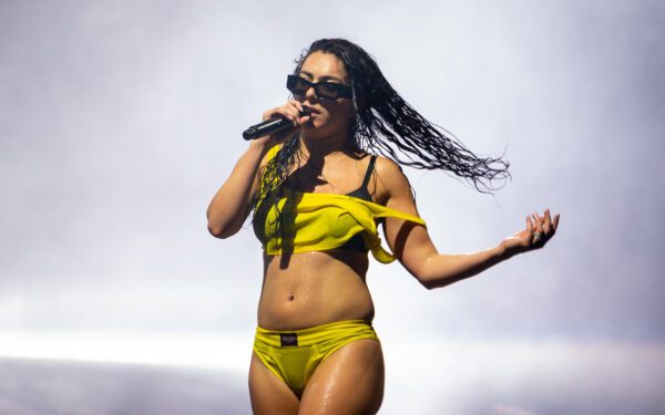 Фестиваль в Рединге и Лидсе 2026: Charli XCX, Fontaines DC, RAYE среди главных хедлайнеров