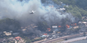 Жители нескольких домов горят из-за лесного пожара, бушующего в пригороде Центрального побережья Нового Южного Уэльса. Жители Централа призываются немедленно покинуть свои дома, поскольку лесной пожар уничтожил их.