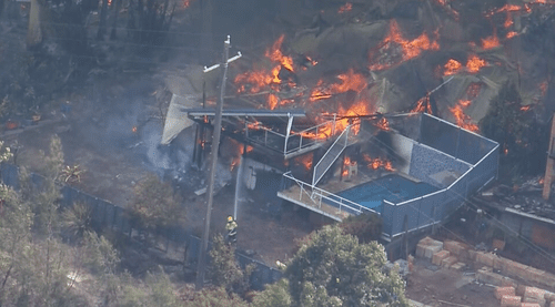 Жители нескольких домов горят из-за лесного пожара, бушующего в пригороде Центрального побережья Нового Южного Уэльса. Жители Централа призываются немедленно покинуть свои дома, поскольку лесной пожар уничтожил их.