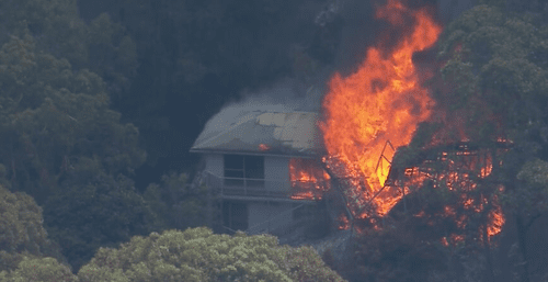 Жители нескольких домов горят из-за лесного пожара, бушующего в пригороде Центрального побережья Нового Южного Уэльса. Жители Централа призываются немедленно покинуть свои дома, поскольку лесной пожар уничтожил их.