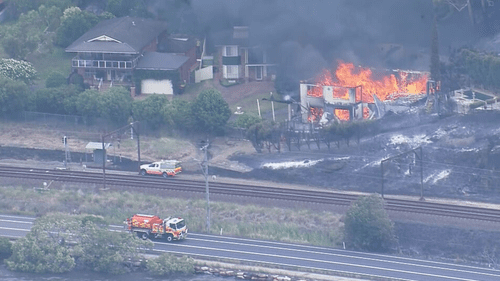 Жители нескольких домов горят из-за лесного пожара, бушующего в пригороде Центрального побережья Нового Южного Уэльса. Жители Централа призываются немедленно покинуть свои дома, поскольку лесной пожар уничтожил их.