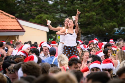 Отряд спецназа прибыл на импровизированную рождественскую вечеринку на пляже в Сиднее.