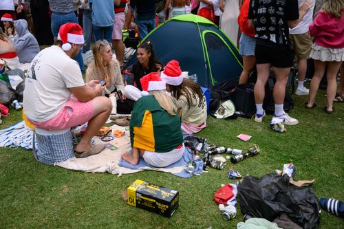 Отряд спецназа прибыл на импровизированную рождественскую вечеринку на пляже в Сиднее.