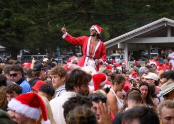 Отряд спецназа прибыл на импровизированную рождественскую вечеринку на пляже в Сиднее.