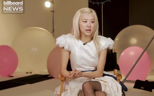 Розэ размышляет об успехе «APT» во время прямой трансляции с первой позиции в чарте Billboard: «Никогда бы за миллион лет я не подумала, что это произойдёт» Розэ размышляет об успехе «APT» во время прямой трансляции с первой позиции в чарте Billboard: «Никогда бы за миллион лет я не подумала, что это произойдёт»