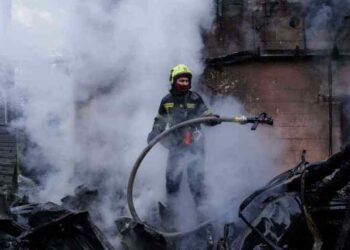 Россия нанесла удары по Киеву ракетами и беспилотниками. По меньшей мере 1 человек погиб и 27 получили ранения перед украинско-американскими переговорами.