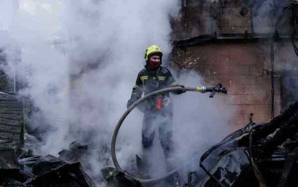 Россия нанесла удары по Киеву ракетами и беспилотниками. По меньшей мере 1 человек погиб и 27 получили ранения перед украинско-американскими переговорами.
