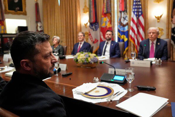 Россия нанесла удары по Киеву ракетами и беспилотниками. По меньшей мере 1 человек погиб и 27 получили ранения перед украинско-американскими переговорами.