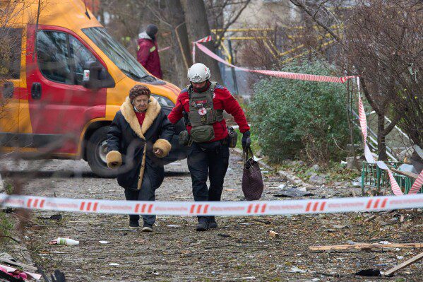 Россия нанесла удары по Киеву ракетами и беспилотниками. По меньшей мере 1 человек погиб и 27 получили ранения перед украинско-американскими переговорами.