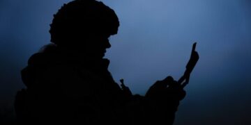 Россия наносит массированный удар по Украине с использованием беспилотников и ракет, пока продолжаются дипломатические переговоры