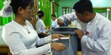 Саудовская Аравия бомбила порт в Йемене из-за поставки оружия из ОАЭ и предупреждала Абу-Даби.