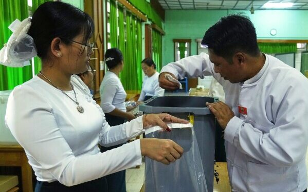 Саудовская Аравия бомбила порт в Йемене из-за поставки оружия из ОАЭ и предупреждала Абу-Даби. Саудовская Аравия бомбила порт в Йемене из-за поставки оружия из ОАЭ и предупреждала Абу-Даби.