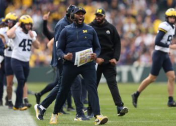 Увольнение Шеррон Мур и его шокирующие последствия поднимают сложные вопросы о культуре спортивного департамента Мичиганского университета.