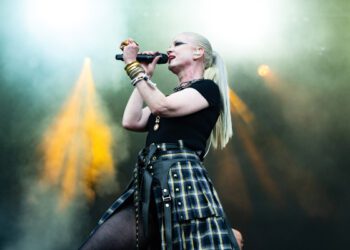 Ширли Мэнсон прокомментировала стрельбу на пляже Бонди во время выступления группы Garbage в Сиднейской опере.