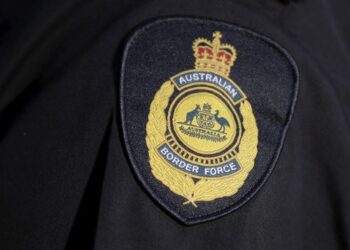 Шесть иностранных граждан были задержаны после обнаружения в отдаленном городе Западной Австралии.