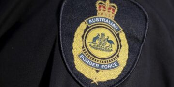 Шесть иностранных граждан были задержаны после обнаружения в отдаленном городе Западной Австралии.