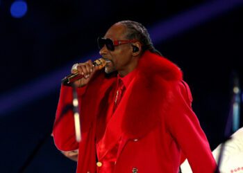 Снуп Догг стал хедлайнером рождественского развлекательного ролика Netflix об НФЛ вместе с Huntr/x, Андреа Бочелли и другими: смотрите видео.