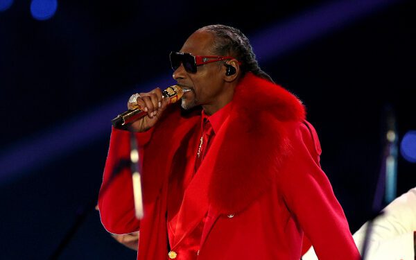 Снуп Догг стал хедлайнером рождественского развлекательного ролика Netflix об НФЛ вместе с Huntr/x, Андреа Бочелли и другими: смотрите видео.