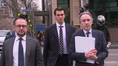 Сына легенды австралийского футбола опознали как насильника после отмены распоряжения. Сына легенды австралийского футбола опознали как насильника после отмены распоряжения.