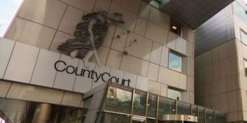 Сын известного мужчины признан виновным в изнасиловании женщины в собственном доме