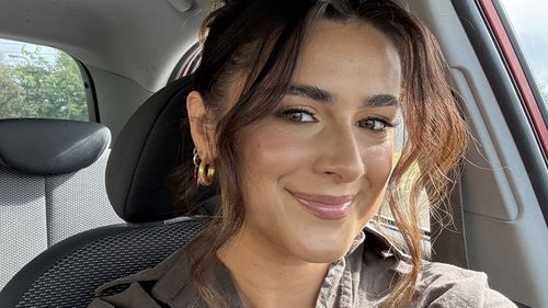 Софи заказала рождественский подарок несколько недель назад, и он до сих пор не отправлен. Она не одинока в этой проблеме. Софи заказала рождественский подарок несколько недель назад, и он до сих пор не отправлен. Она не одинока в этой проблеме.