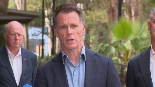 Дороги Сиднея перекрыты из-за огромного скопления людей в новогоднюю ночь.