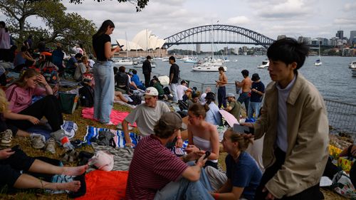 Дороги Сиднея перекрыты из-за огромного скопления людей в новогоднюю ночь.