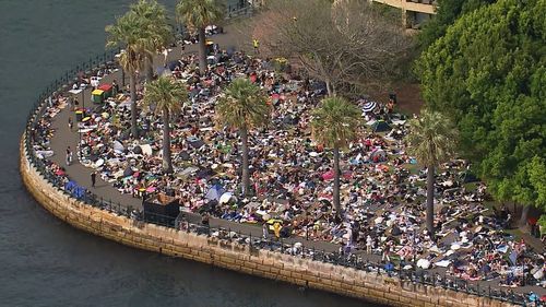 Дороги Сиднея перекрыты из-за огромного скопления людей в новогоднюю ночь. Дороги Сиднея перекрыты из-за огромного скопления людей в новогоднюю ночь.