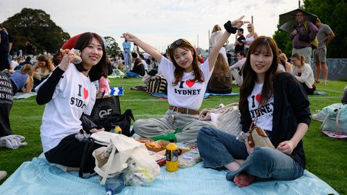 Дороги Сиднея перекрыты из-за огромного скопления людей в новогоднюю ночь.