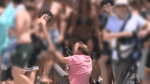 Подросток арестован после нападения на туриста на пирсе Сент-Килда.