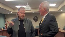 Губернатор штата Теннесси помиловал звезду кантри-музыки Джелли Ролла, который пытался искупить свое криминальное прошлое.