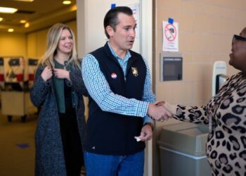 Избиратели Теннесси принимают окончательное решение на дополнительных выборах в Палату представителей, проверяя власть Трампа Избиратели Теннесси принимают окончательное решение на дополнительных выборах в Палату представителей, проверяя власть Трампа