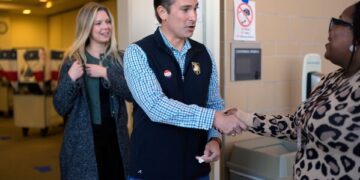 Избиратели Теннесси принимают окончательное решение на дополнительных выборах в Палату представителей, проверяя власть Трампа