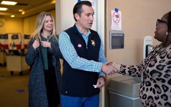 Избиратели Теннесси принимают окончательное решение на дополнительных выборах в Палату представителей, проверяя власть Трампа