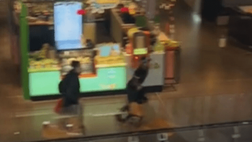 Трое подростков обвинены в драке в торговом центре Сиднея. Трое подростков обвинены в драке в торговом центре Сиднея.