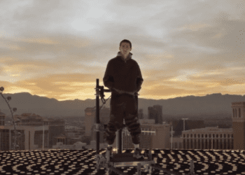 Тимоти Шаламе мечтает о многом: он станет первым человеком, появившимся на вершине сферы в Лас-Вегасе в рамках промо-ролика к фильму «Марти Суприм».