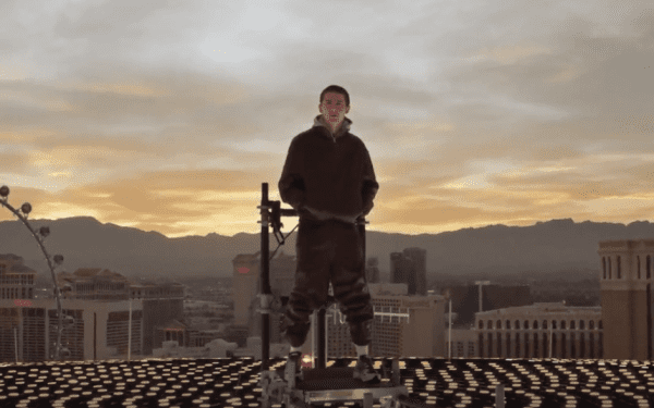 Тимоти Шаламе мечтает о многом: он станет первым человеком, появившимся на вершине сферы в Лас-Вегасе в рамках промо-ролика к фильму «Марти Суприм».