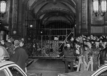 Этот день в истории — 8 декабря: навязчивый фанат просит автограф у музыкальной суперзвезды, а затем застреливает его