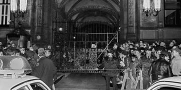 Этот день в истории — 8 декабря: навязчивый фанат просит автограф у музыкальной суперзвезды, а затем застреливает его