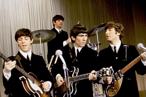 Этот день в истории — 8 декабря: навязчивый фанат просит автограф у музыкальной суперзвезды, а затем застреливает его