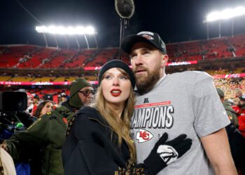 Трэвис Келси говорит, что Тейлор Свифт сделала ему «лучший» рождественский подарок, но он держит это в секрете.