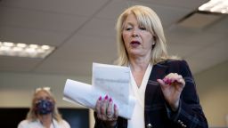 Трамп объявил о помиловании Тины Питерс, усиливая давление с целью ее освобождения, хотя он не может снять обвинения, выдвинутые против нее на уровне штата. Трамп объявил о помиловании Тины Питерс, усиливая давление с целью ее освобождения, хотя он не может снять обвинения, выдвинутые против нее на уровне штата.