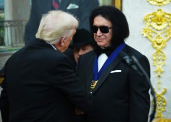 Трамп вручил медали KISS, Джорджу Стрейту, Глории Гейнор и другим лауреатам Центра Кеннеди в Овальном кабинете Трамп вручил медали KISS, Джорджу Стрейту, Глории Гейнор и другим лауреатам Центра Кеннеди в Овальном кабинете