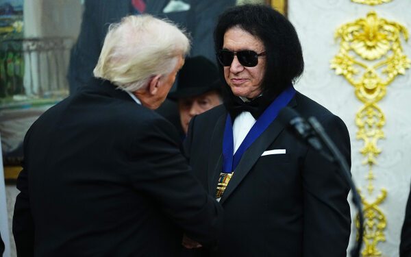 Трамп вручил медали KISS, Джорджу Стрейту, Глории Гейнор и другим лауреатам Центра Кеннеди в Овальном кабинете Трамп вручил медали KISS, Джорджу Стрейту, Глории Гейнор и другим лауреатам Центра Кеннеди в Овальном кабинете