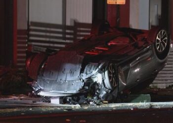 Двое мужчин получили травмы после того, как угнанный автомобиль врезался в столб линии электропередачи после остановки сотрудниками полиции.